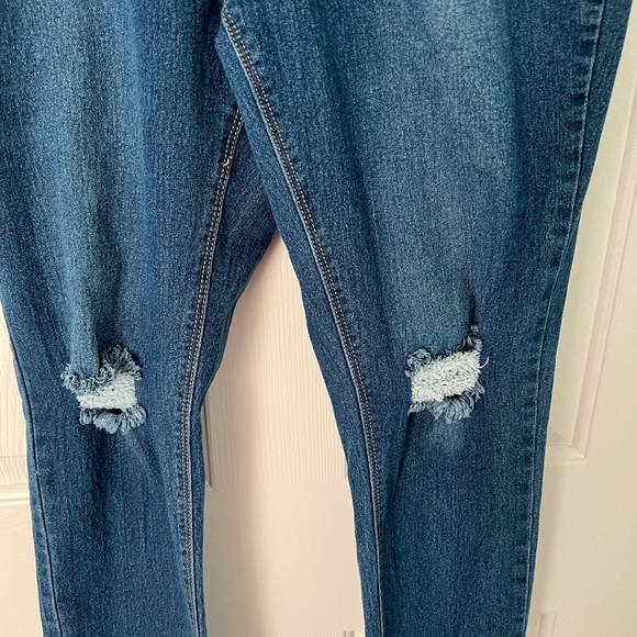 ❌$10❌🆕 A.W.J Distressed Stretch Jeans - Picture 3 of 7